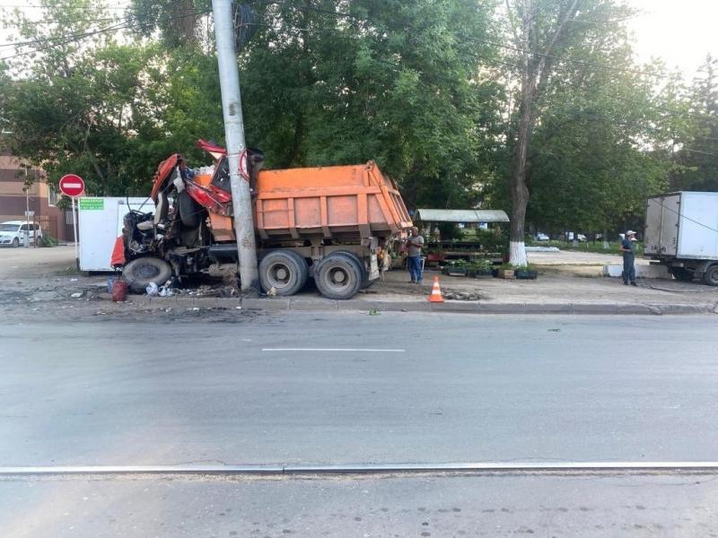 Водитель грузовика, въехавшего в световую опору на проспекте Кирова в Самаре, госпитализирован