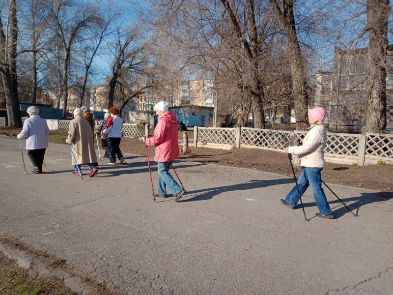 В Тольятти стартовал городской марафон ходьбы "По осенним листьям"