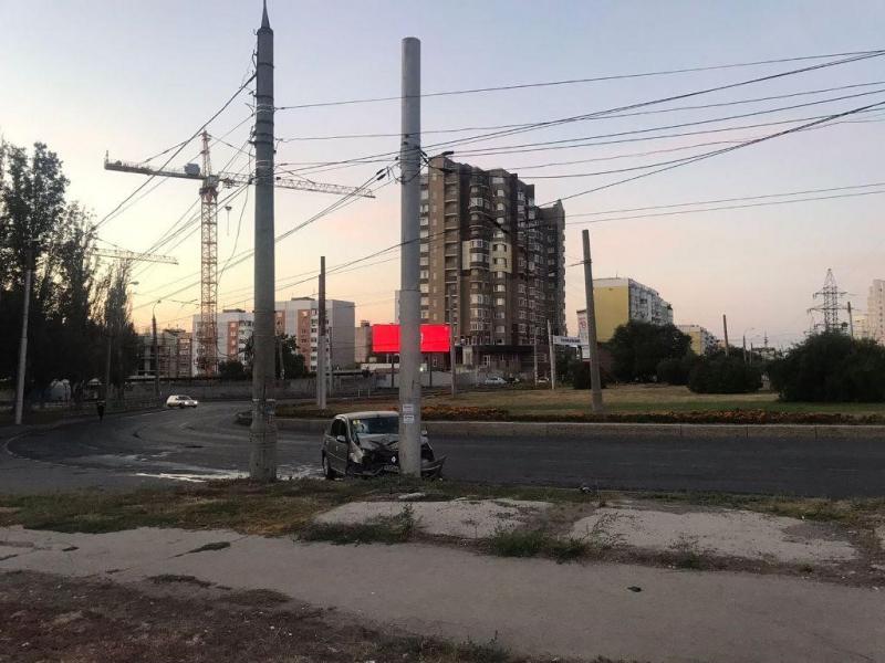 В Самаре пьяная женщина на Renault Logan протаранила столб