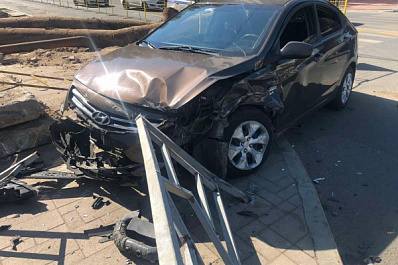 В центре Самары иномарка протаранила дорожное ограждение