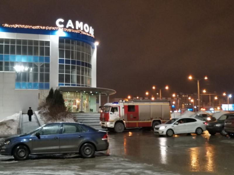 Возле ТЦ "Самолёт" в Самаре скопились пожарные