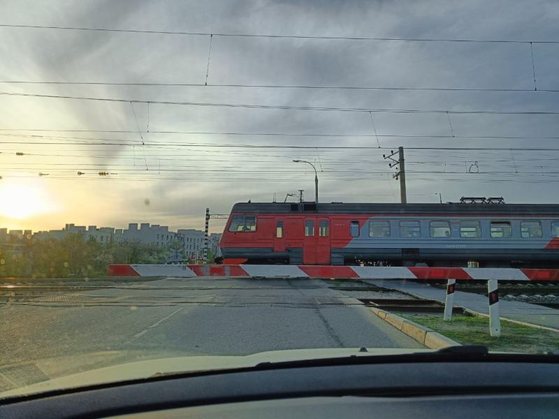 В Самаре мужчина с лопатой напал на работников ж/д переезда