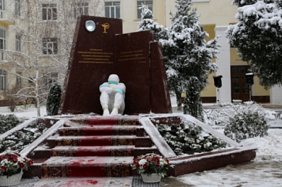 Памятник умершим от коронавируса медикам открыли в Дагестане 