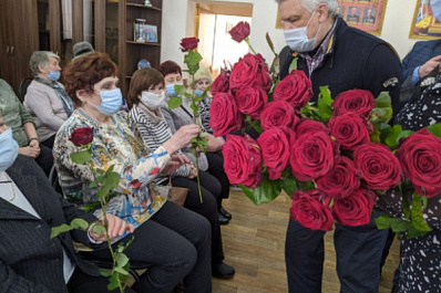 Жительниц Самарской области начали поздравлять в преддверии 8 Марта