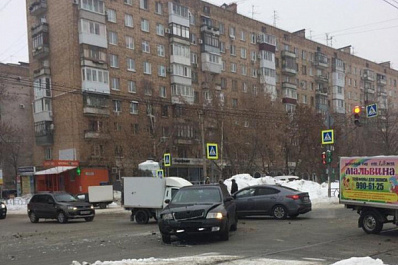 Фото: в центре Самары пенсионер на иномарке не пропустил девушку на "Калине"