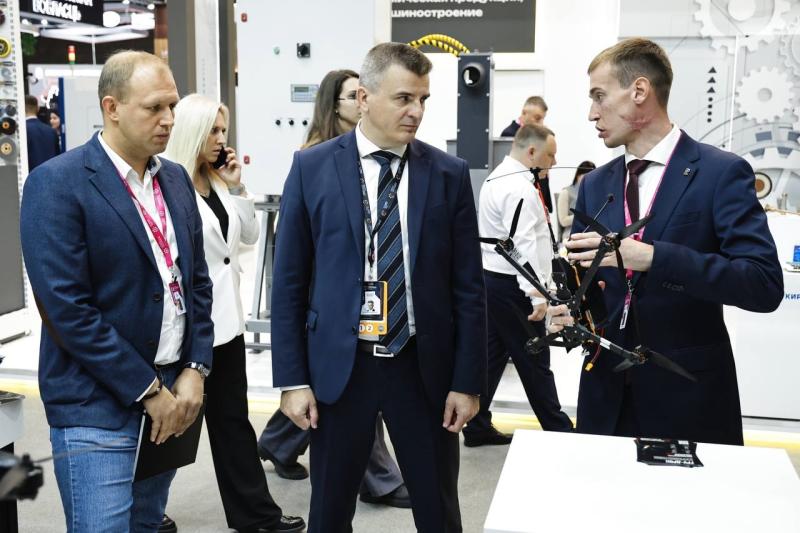 Участник "Школы героев" Матвей Мартемьянов представил самарские FPV-дроны на международной выставке ИННОПРОМ в Минске