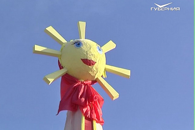 На площади Кирова в Самаре установили самую большую в области фигуру Масленицы