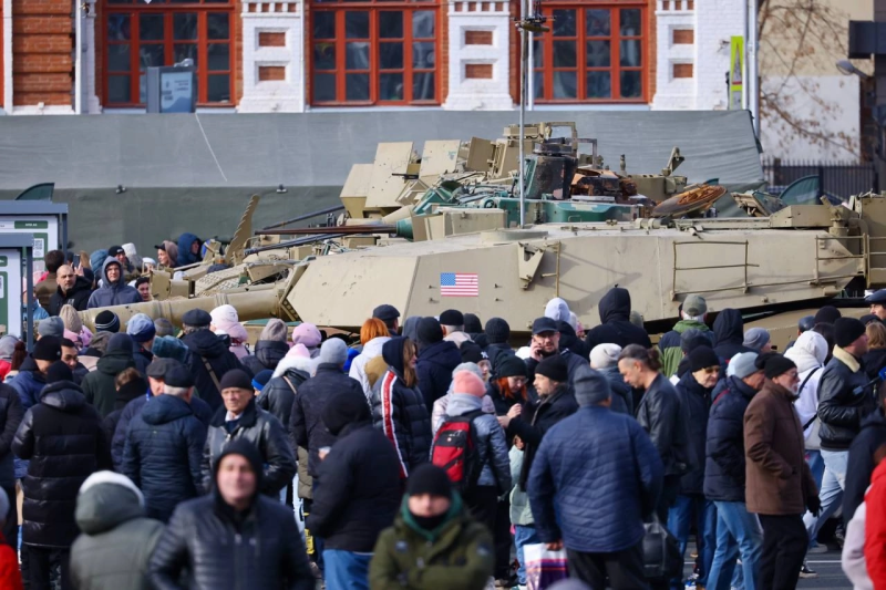 Вячеслав Федорищев в День народного единства обратился к жителям региона на площади Куйбышева 