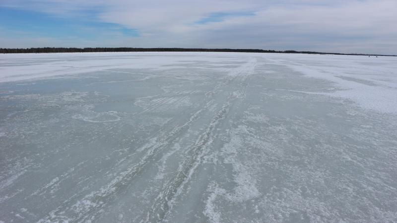 Мужчина решил пересечь залив на коньках и утонул 