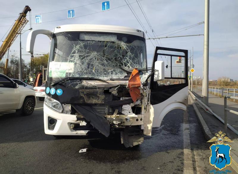 В Самаре столкнулись пассажирский автобус и грузовик