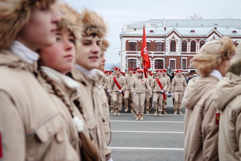 "Вырасти достойными гражданами нашей страны": наставления юнармейцам от участника "Школы героев" Максима Меделяева