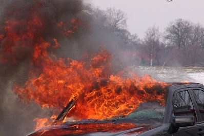 В Самаре парень поругался с партнером по бизнесу и сжег его иномарку