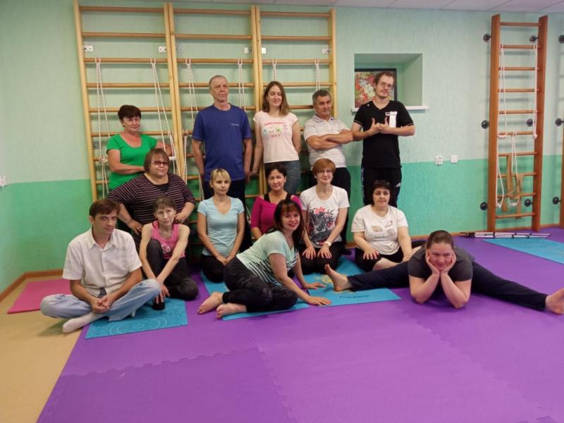 В Самаре прошёл "особенный" урок йоги для инвалидов
