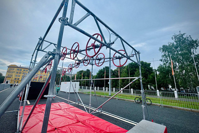 В Самаре на площади Куйбышева открылась 100-метровая полоса препятствий