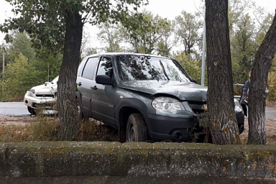 В Тольятти молодой водитель столкнулся с иномаркой и влетел в дерево