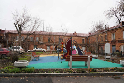 Подвесные скамейки, скалодром и паутинка появились в обновленном дворе Самары