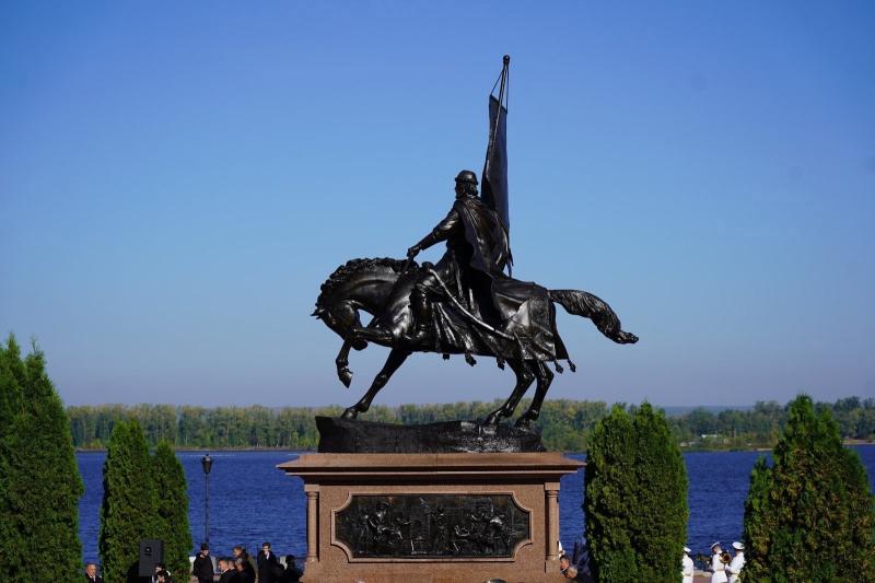 Общественники, ветераны и почетные жители Самары возложили цветы к памятнику князю Григорию Засекину