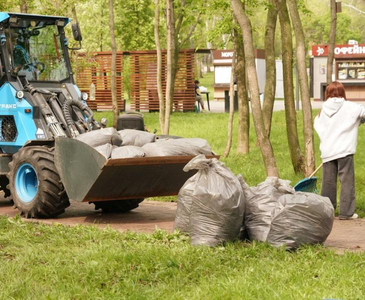 В день Всероссийского субботника Михаил Смирнов и новый состав молодежного правительства вышли на уборку территории в парке "Молодежный"