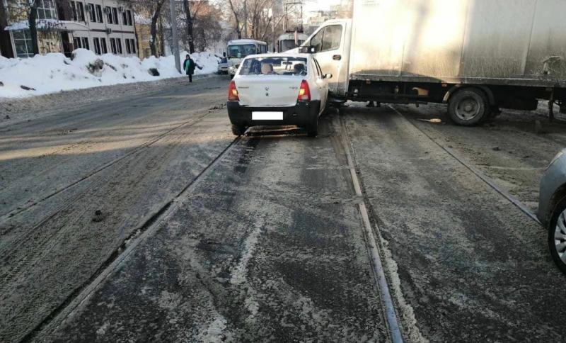  В Самаре на трамвайных путях на Красноармейской легковушка "поцеловала" большегруз