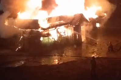 Ночью в Жигулёвске пожар уничтожил магазин "Настёна"