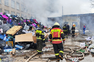 В Самаре на проспекте Кирова вспыхнул ангар с пластиком
