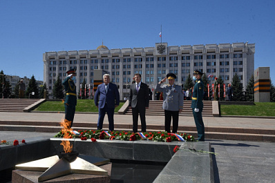 Губернатор Дмитрий Азаров возложил цветы к Вечному огню