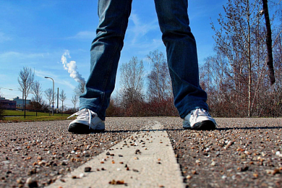 В Новокуйбышевске прораб стройкомпании взял 200 тыс. рублей за занижение тротуара у магазина