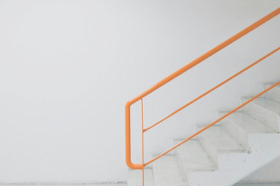 В тольяттинской девятиэтажке после обращения к Президенту установили поручни для людей с ОВЗ