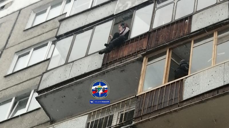 Жительница Новосибирска с провалами в памяти больше часа просидела на краю балкона 7-го этажа