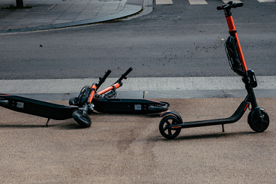 В Правительстве РФ поддержали введение штрафов до 5000 рублей за пьяную езду на самокатах