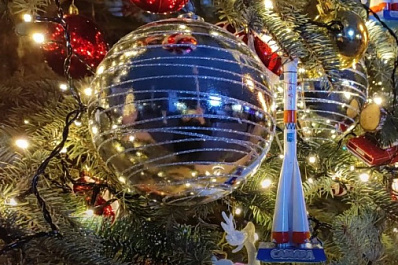 Ракета, "Лада" и гитара украсили елку Самарской области на выставке "Россия"