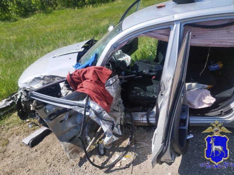 В Самарской области легковушка на встречке влетела в грузовик