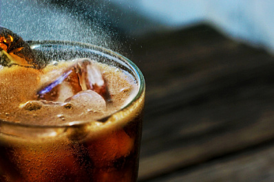 Соки, смузи и другие: эксперты рассказали, какие напитки не стоит пить летом