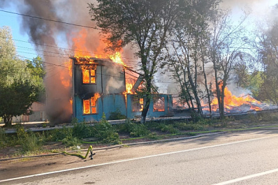 В Самарской области пламя охватило здание на площади в 250 "квадратов"