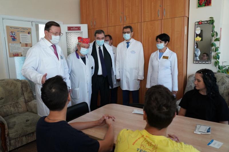 Губернатор Дмитрий Азаров в День знаний навестил самарских детей, которые проходят лечение в больнице имени Середавина 