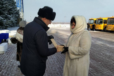 Губернатор Дмитрий Азаров передал ключи от новых автобусов школам региона 