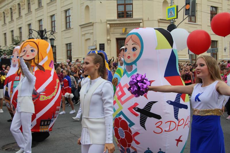 Мимы, ходулисты и двухметровые матрешки: Самаре прошел карнавал в честь ЧМ-2018