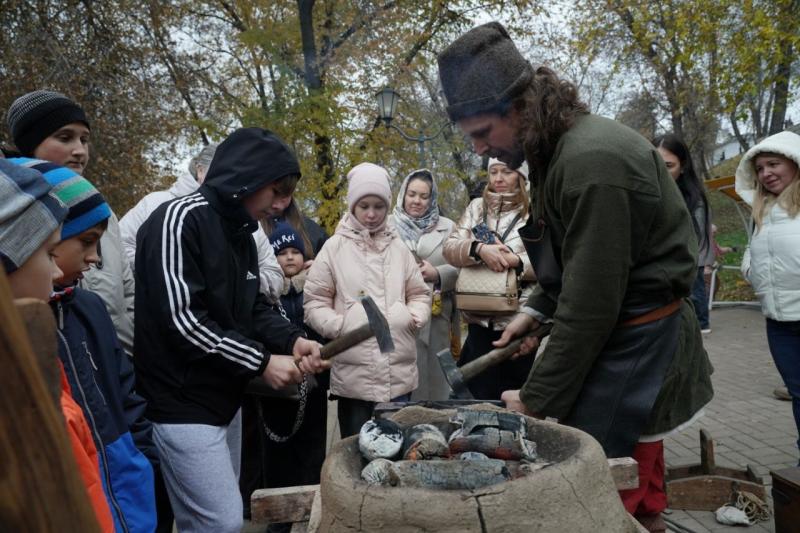 Видео: в Самаре прошел народный фестиваль традиций "Русский характер"