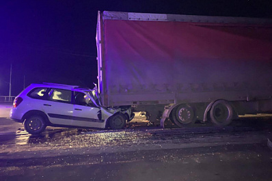На трассе в Самарской области водитель "Калины" погиб, влетев в грузовик
