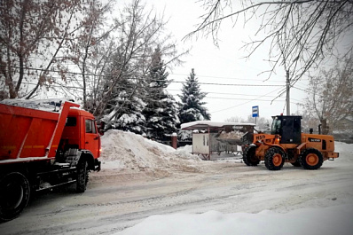 Сосульки на крышах, сугробы на дорогах: в Самарской области продолжается борьба с последствиями снегопадов