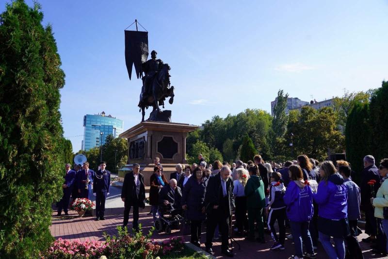 Общественники, ветераны и почетные жители Самары возложили цветы к памятнику князю Григорию Засекину