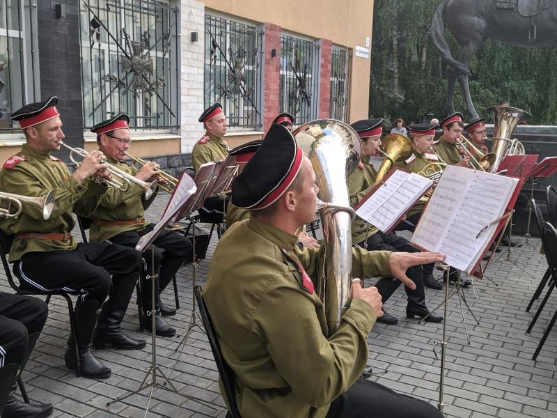 В Самаре напротив Дома офицеров прошел концерт под открытым небом