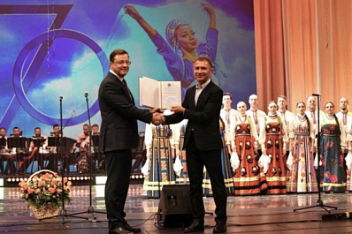 Дмитрий Азаров поздравил Волжский русский народный хор с 70-летием