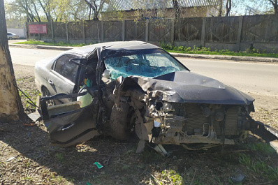 В Самаре KIA влетела в дерево, уходя от столкновения с "Нивой"