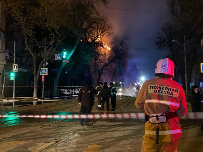 Пожар в доходном доме Челышева разгорелся до 1300 кв. м