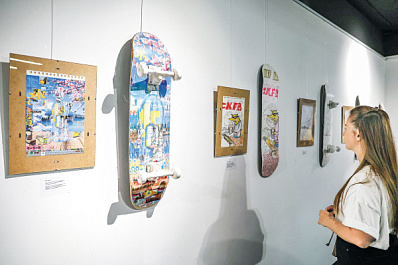 Истории в скетчах: в Самаре открыли выставку из скейтбордов