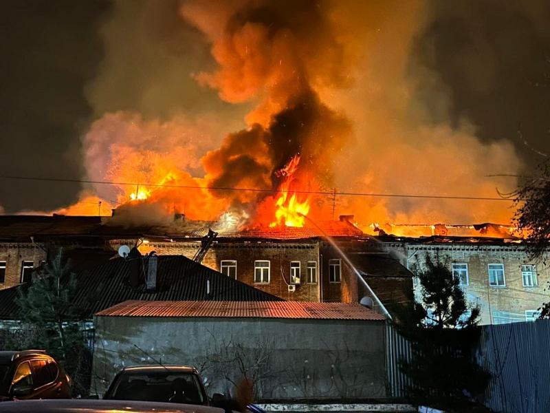 Фоторепортаж: в Самаре на площади 1300 кв. м горит объект культурного наследия