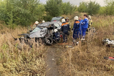 В Новокуйбышевске водитель Kia врезался в бордюр, снес столб и вылетел в кювет