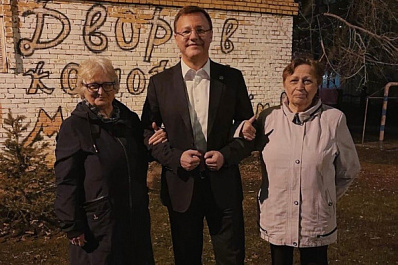 Дмитрий Азаров - о дворе, благоустроенном 10 лет назад: "Рад, что жители проявили инициативу и сохранили территорию в хорошем состоянии"