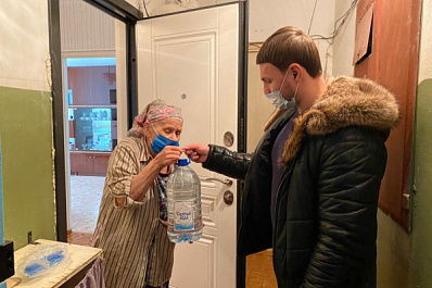 Волонтеры доставили крещенскую воду на дом пожилым самарцам